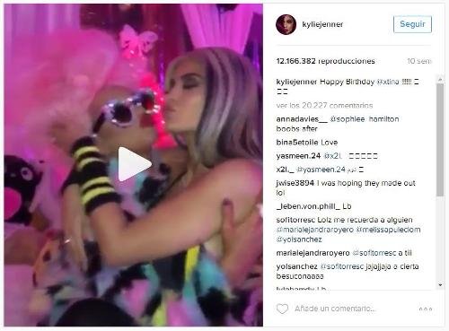 kylie-jenner-cristina-aguilera-beso